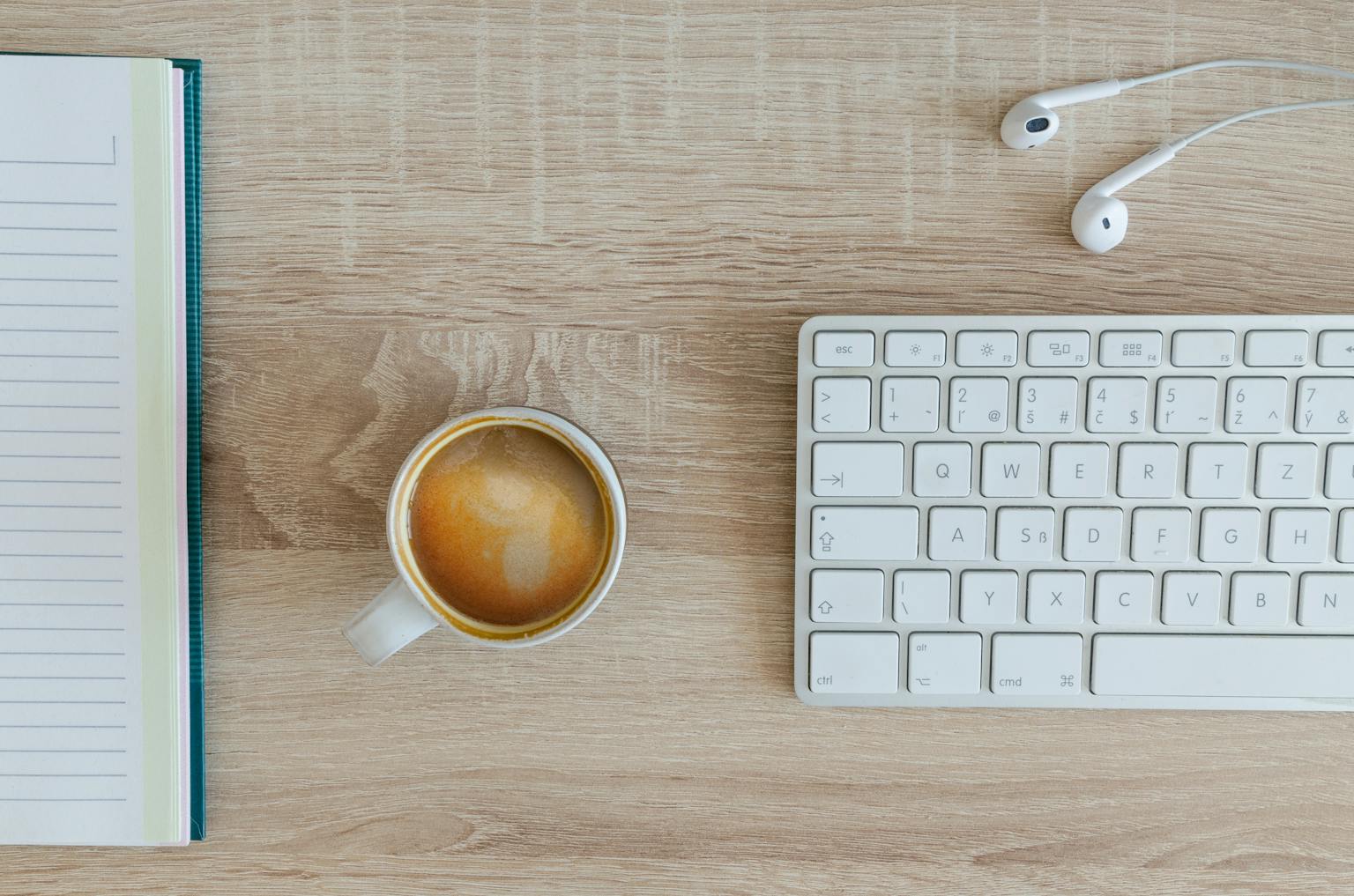 directly-above-shot-of-keyboard-on-table-317383-1536x1017